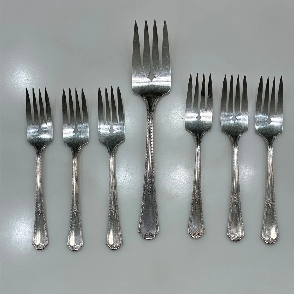 SUPERIOR WILCOX SILVER PLATE MEAT FORK AND 6 SALAD FORKS VINTAGE
